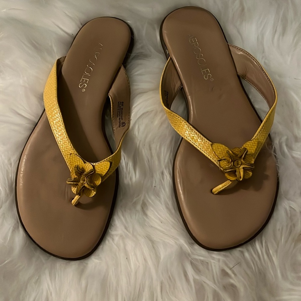 AEROSOLES FLOWER SANDALS